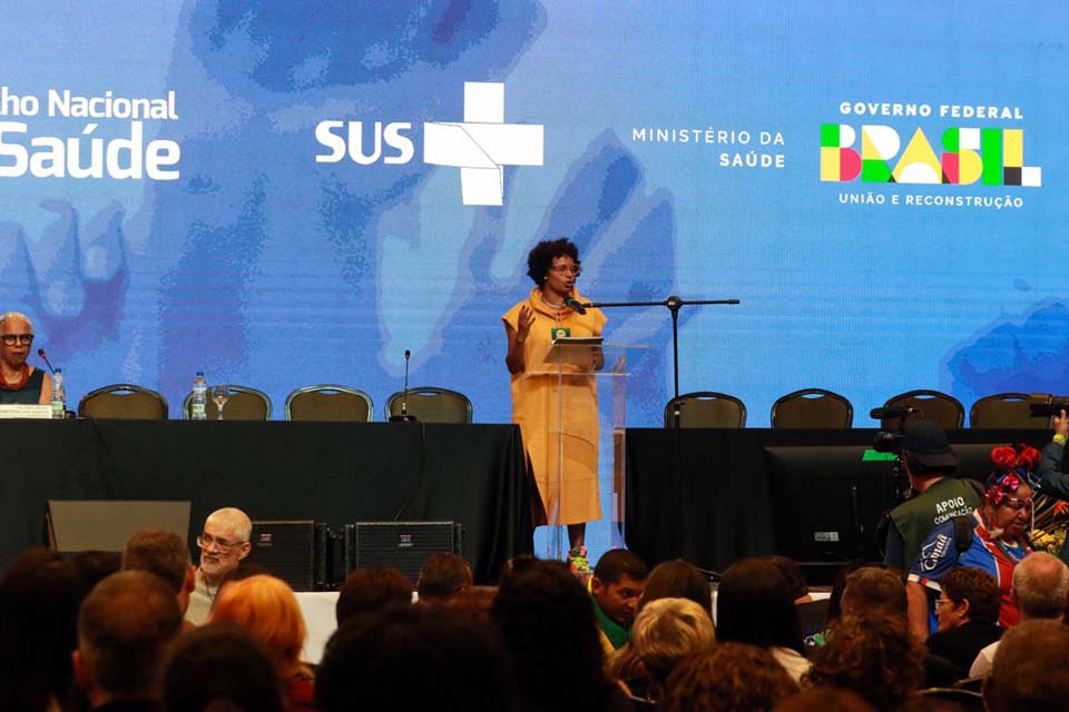 Ministra recebe manifestações de apoio ao abrir Conferência de Saúde 