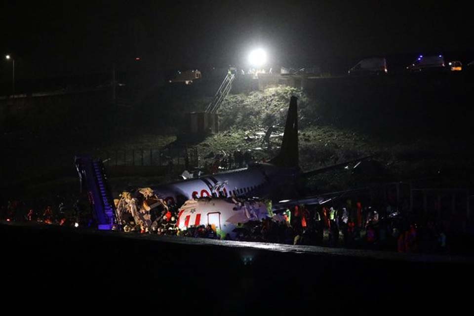 Avião derrapa ao pousar e se parte em três pedaços na Turquia