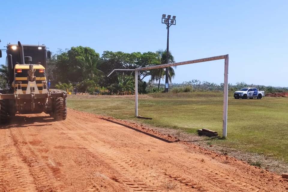 Prefeitura realiza manutenção no campo de futebol do distrito Tarilândia