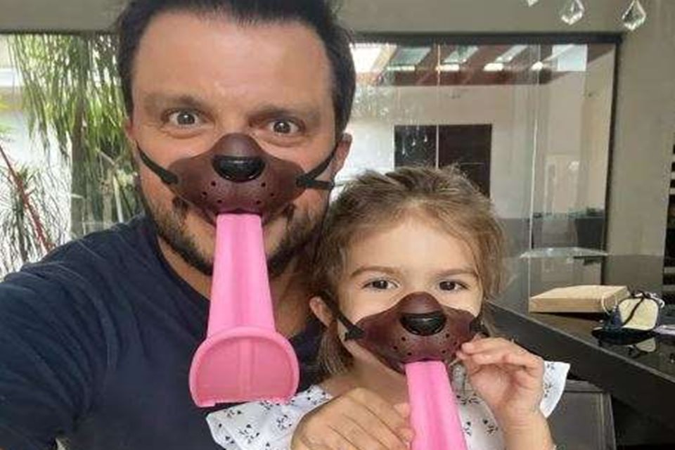 Ceará mostra como diverte a filha Valentina em casa