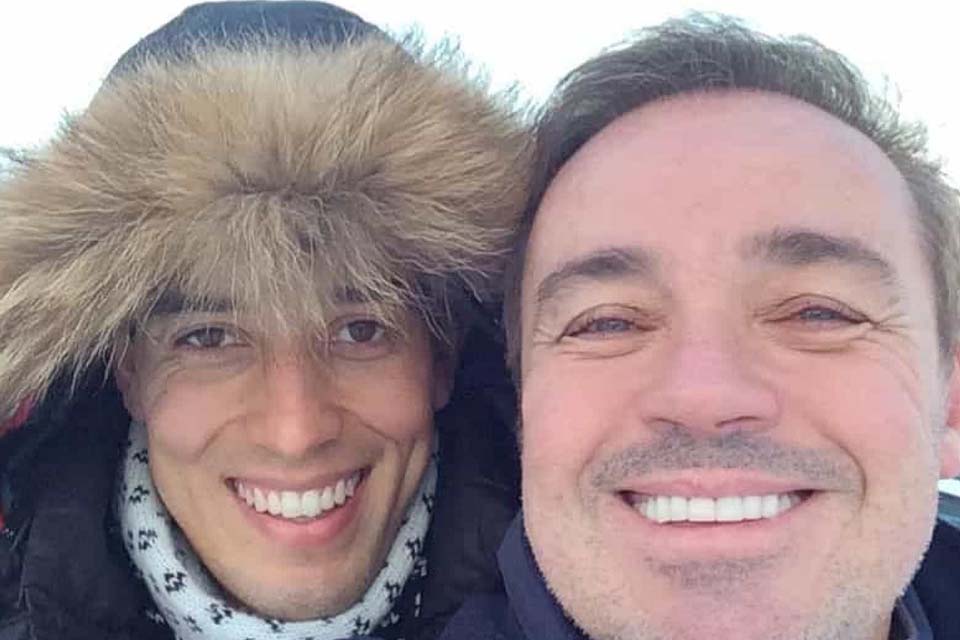 Thiago Salvático posta foto com Gugu para lembrar oito meses da sua morte