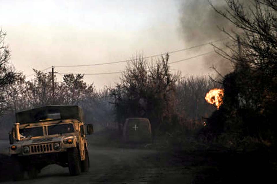 Ataque russo com drones deixa quatro mortos em escola perto de Kiev