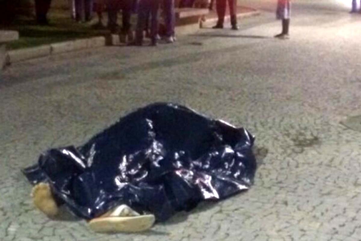 Homem é assassinado em praça pública de Chupinguaia