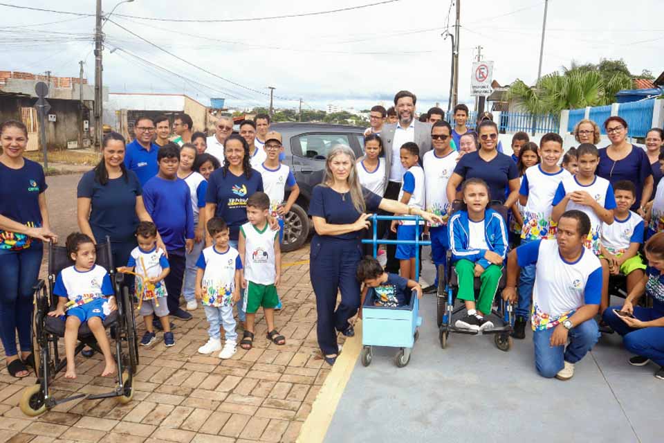 Deputado Delegado Camargo entrega veículo para atender alunos do CERNIC