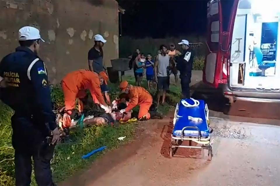 Colisão entre motos deixa mulher com fratura na perna 
