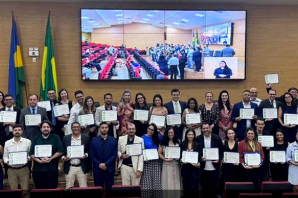Após encaminhamento do SINJUR, Assembleia Legislativa homenageia conciliadores e mediadores do Judiciário 