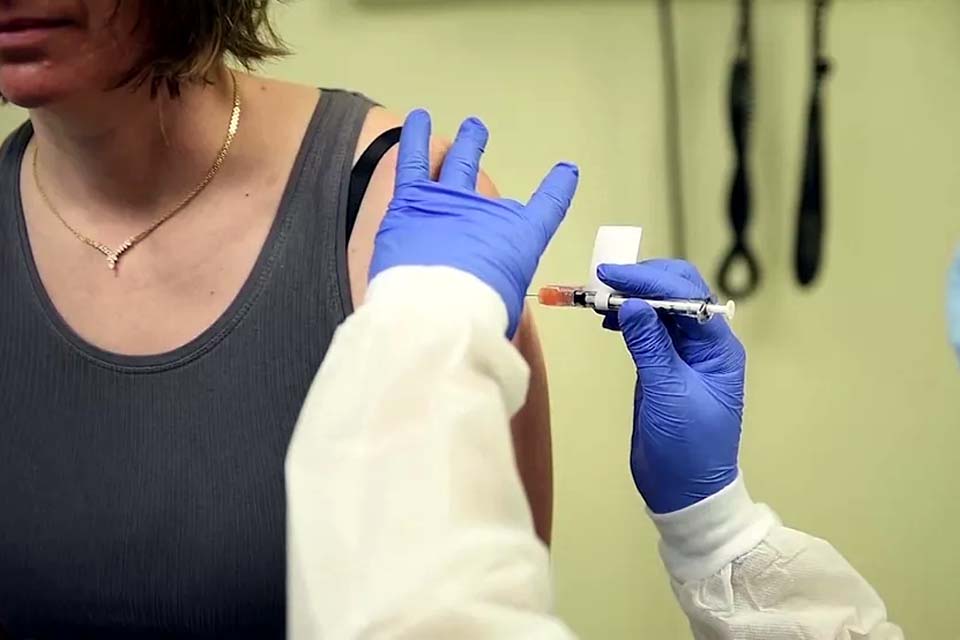 Suíça autoriza vacina da Pfizer/BioNTech; EUA começarão distribuição da Moderna