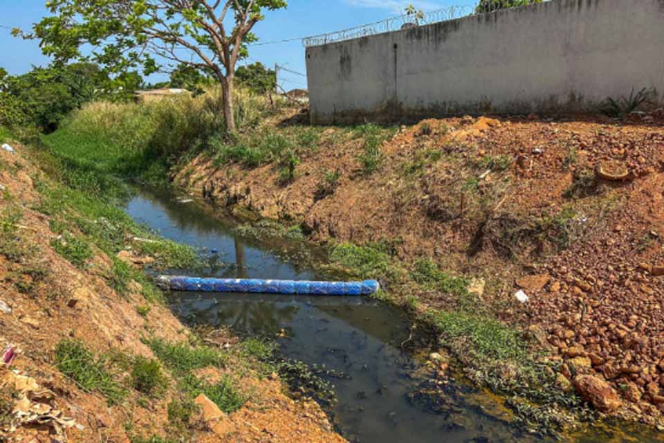 Prefeitura de Porto Vleho implanta ecobarreira e inicia proteção de canais e igarapés