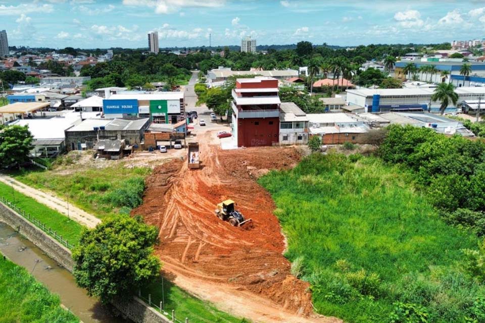 Prefeitura de Ji-Paraná trabalha na abertura da rua 15 de Novembro
