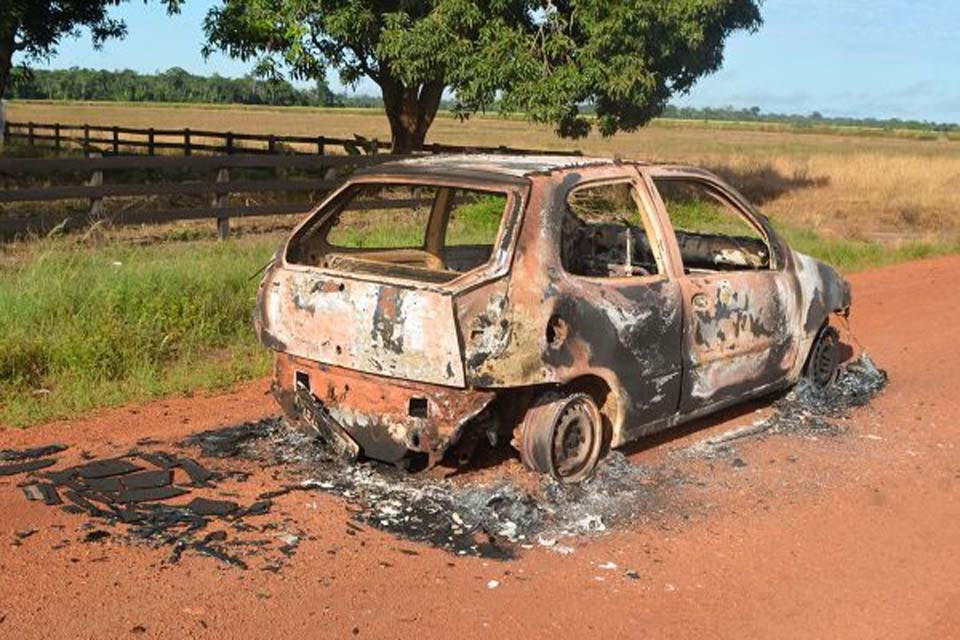 Mulher é esfaqueada e tem carro incendiado pelo próprio irmão 