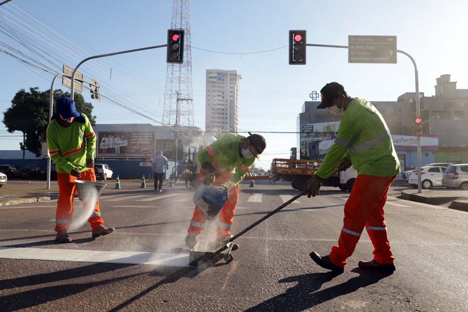 Seis bairros de Porto Velho já ganharam nova sinalização em menos de um mês; serviço é fiscalizado pela Semtran