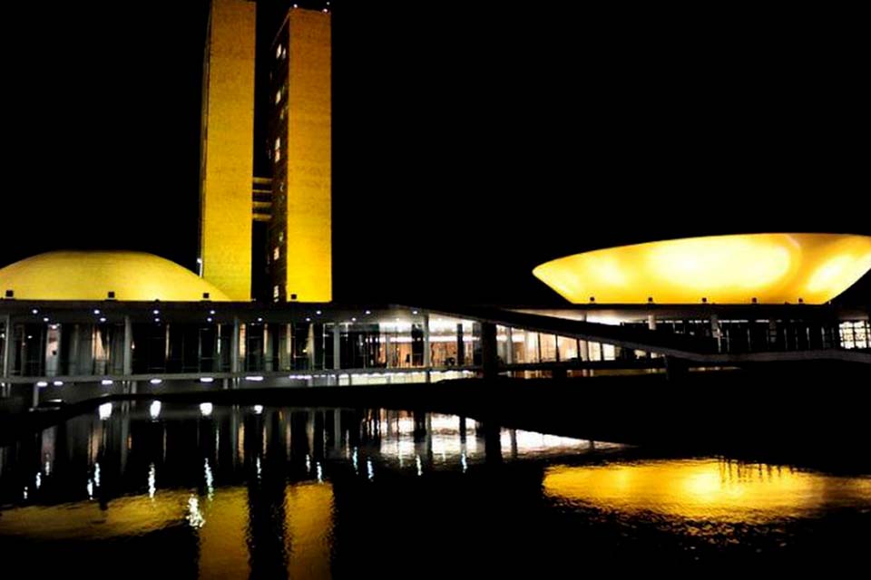 Congresso recebe iluminação amarela em apoio ao combate às hepatites