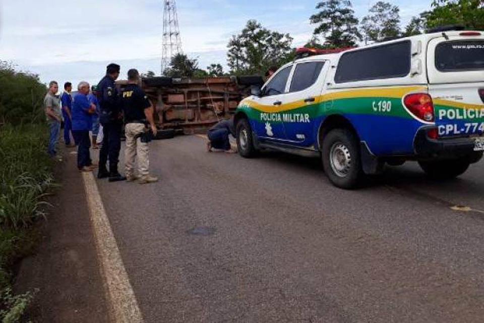  Motorista perder controle de picape e capotar em rodovia do Cone Sul
