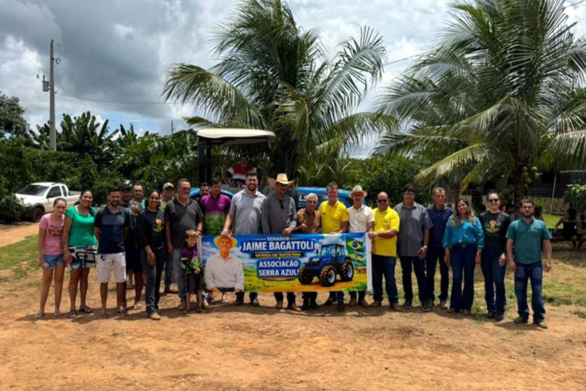 Deputado Luizinho Goebel entrega trator e implementos à Associação Serra Azul em Nova Brasilândia 
