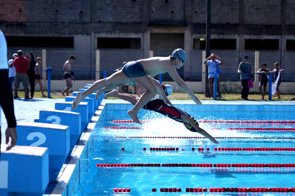 Natação: competição reúne mais de 150 atletas em disputa acirrada na capital
