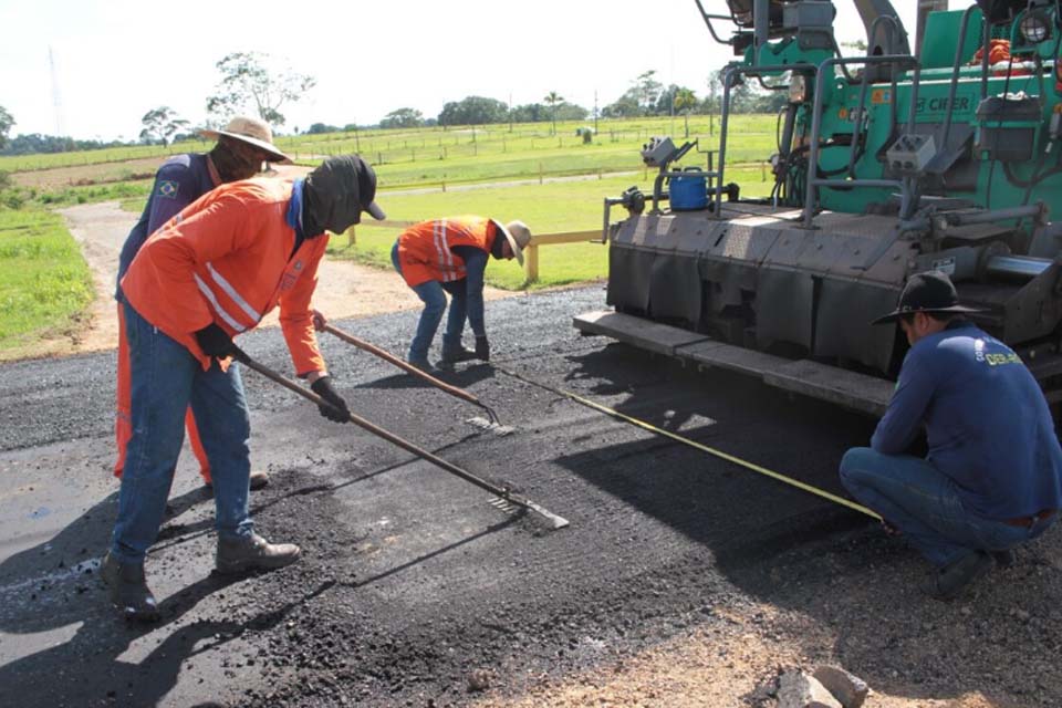 DER asfalta principais ruas do Parque Vandeci Rack para 10ª Rondônia Rural Show Internacional