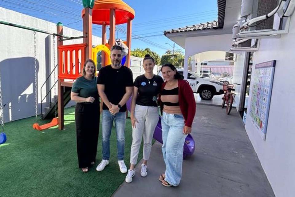 Thiago Flores visita AMAVI e reforça compromisso com políticas públicas para pessoas com autismo 