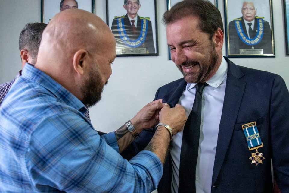 Hildon Chaves é homenageado com a medalha em comemoração aos 40 anos da maçonaria Grande Oriente do Brasil