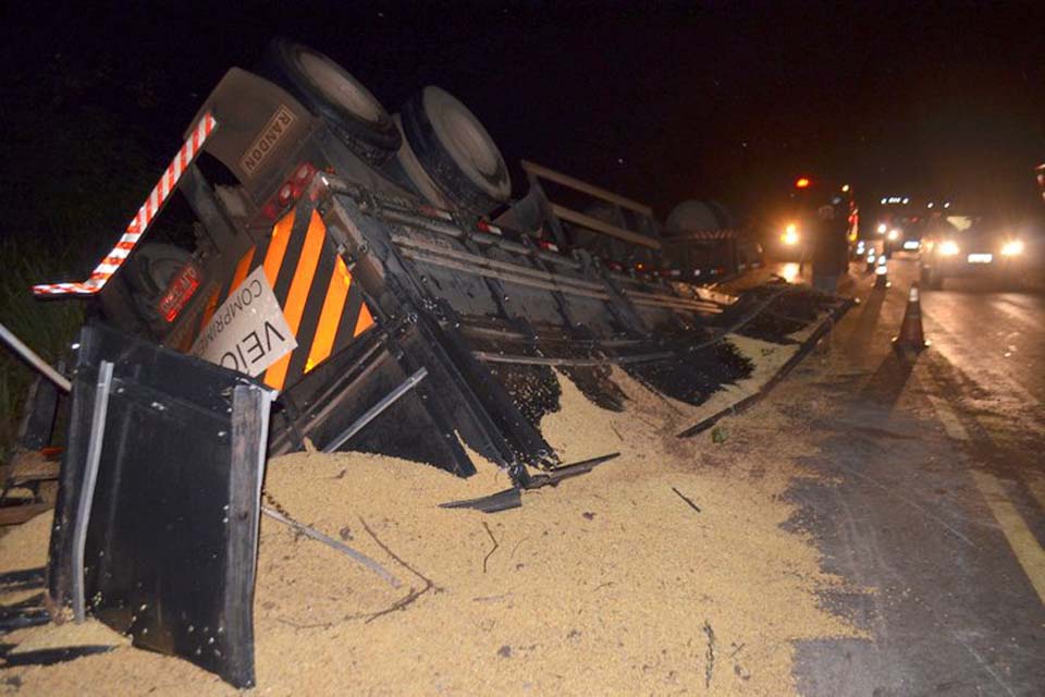 Acidente entre caminhões, causa mais de 10 km de congestionamento