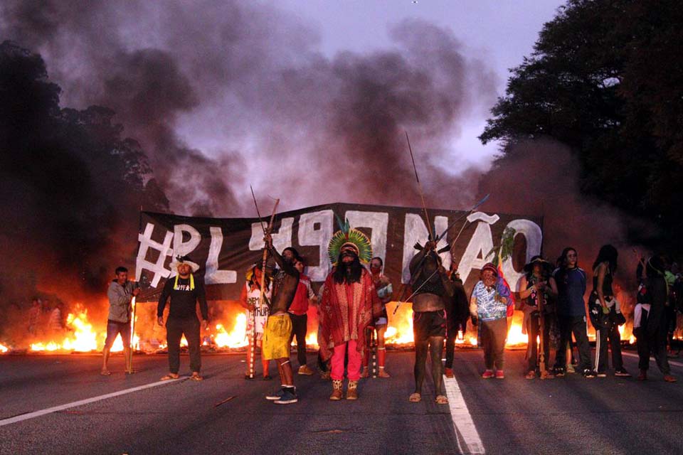 Povo guarani bloqueia rodovia em São Paulo contra marco temporal