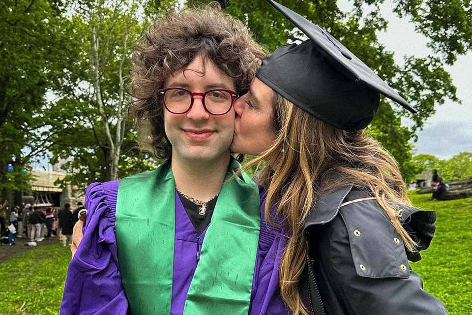 Luciana Gimenez comemora formatura do filho Lucas, fruto de seu relacionamento com Mick Jagger