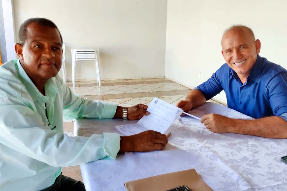 Ezequiel Neiva firma compromisso para atender a Secretaria de Ação Social de Nova Brasilândia 