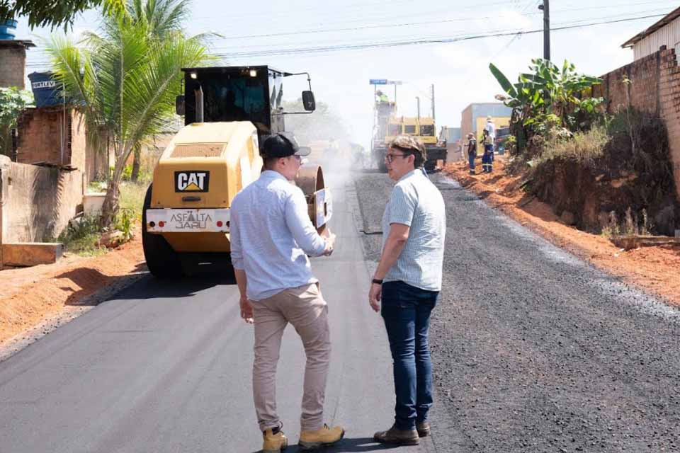 Moradores da Rua Frei Caneca no setor 07 comemoram a chegada do asfalto novo