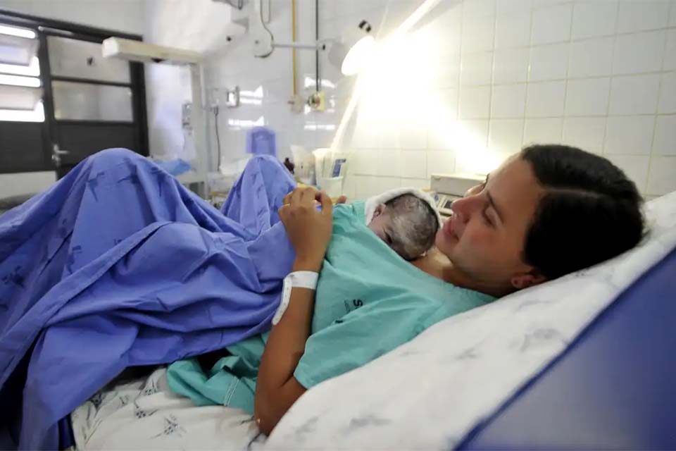 Dados do IBGE mostram que nascimentos no país atingem em 2022 menor patamar em 45 anos