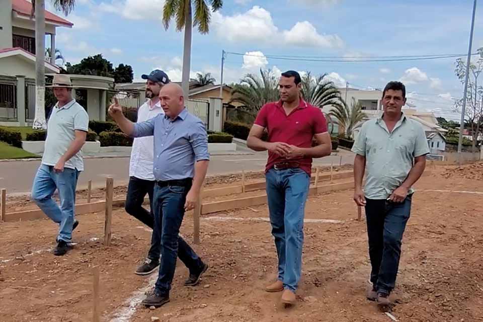 Ezequiel Neiva vistoria obras de construção de estacionamento em Colorado do Oeste