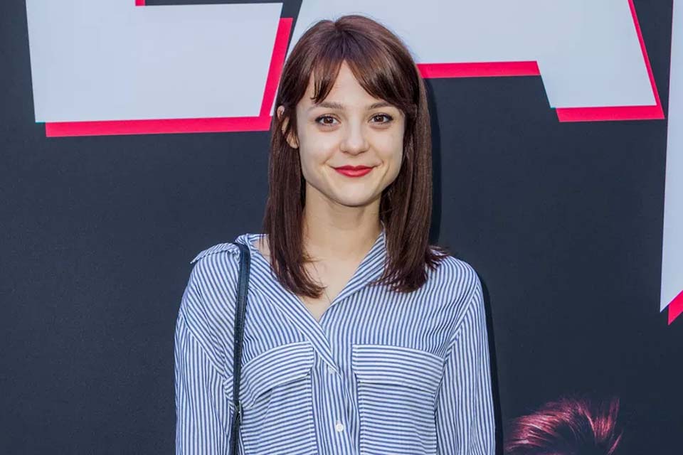 Atriz Kathryn Prescott é atropelada por caminhão e está na UTI