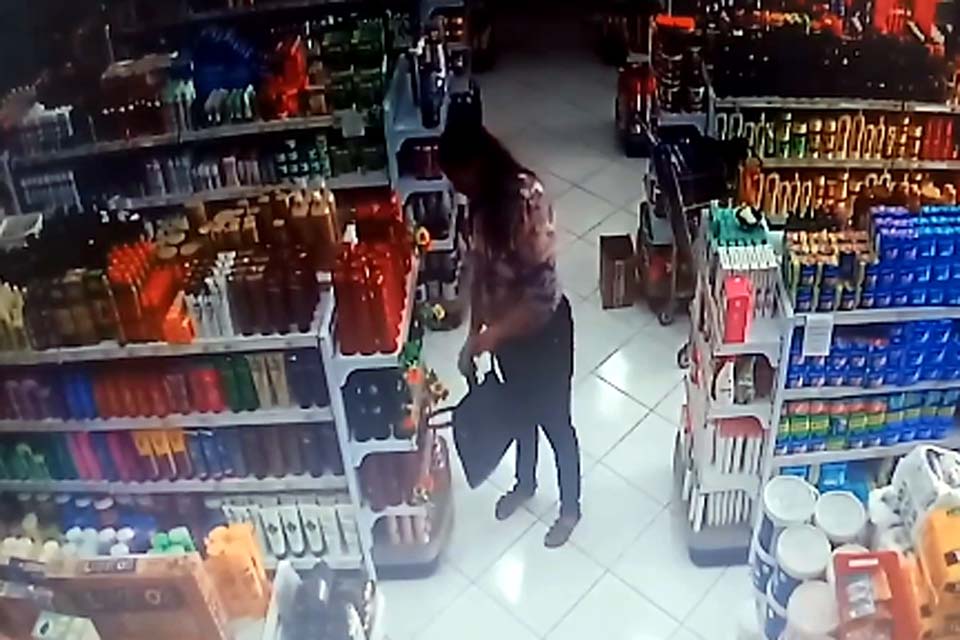 VÍDEO - Mulher é flagrada furtando em farmácia de Porto Velho