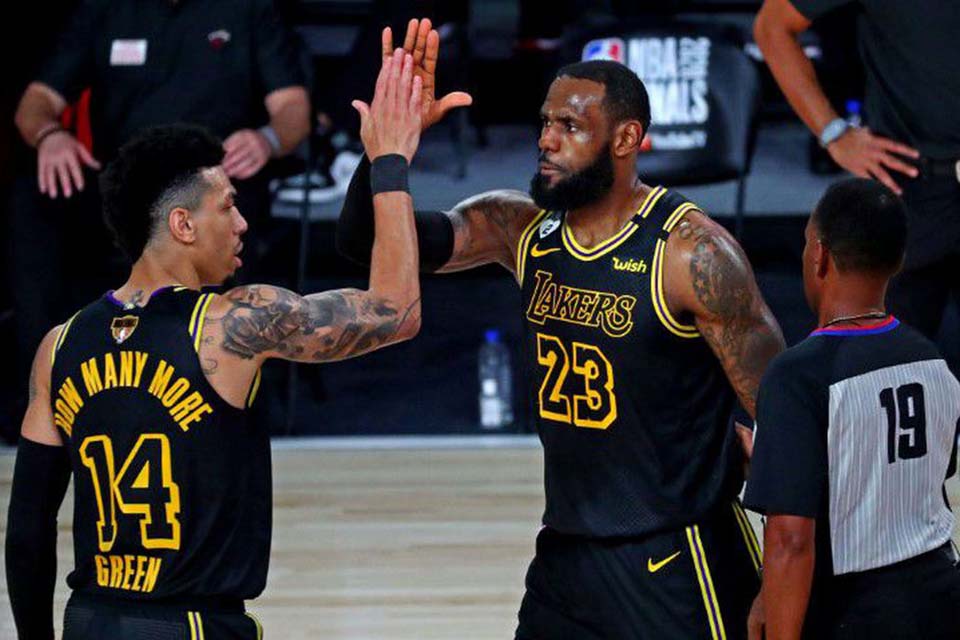Lakers usarão camisa criada por Kobe Bryant em partida decisiva da NBA