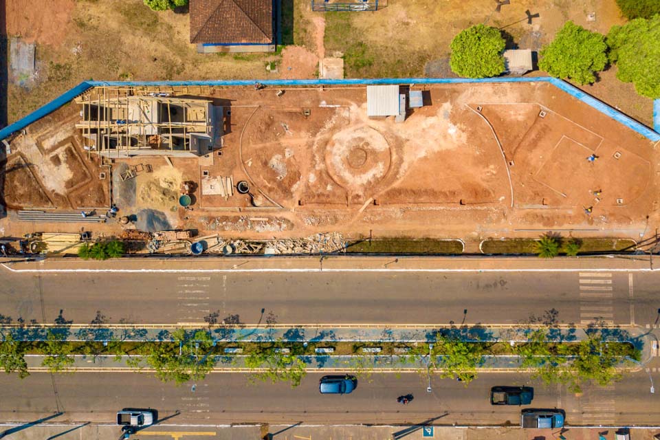 Avaliada em cerca de R$ 900 mil, obra da praça pública na Avenida Dom Pedro I seguem avançando