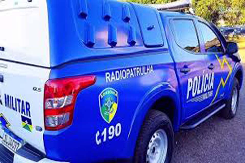 Homem é detido após ameaçar moradores e exibir partes íntimas 