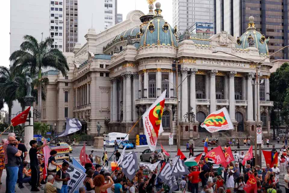 Manifestação no Rio lembra 8 de janeiro e rejeita anistia a golpistas