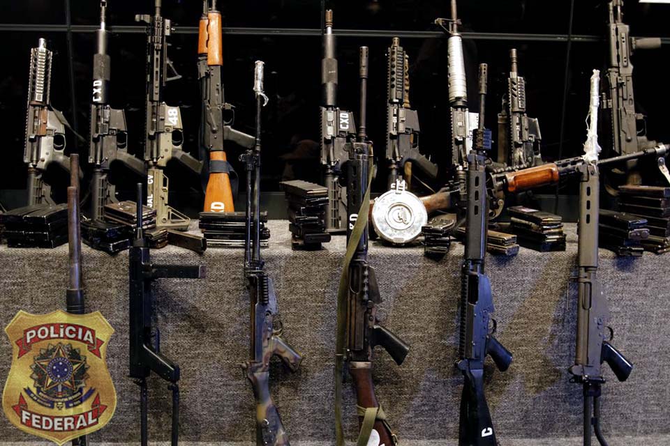 Polícia Federal deflagra operação contra tráfico internacional de armas