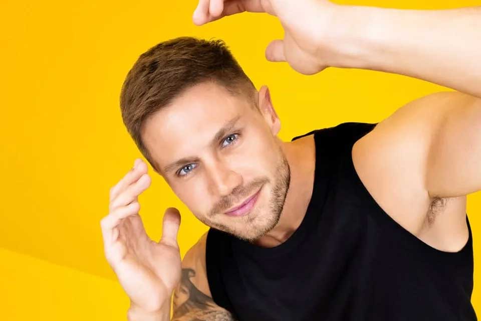 Jonas Sulzbach cumpre promessa e toma banho pelado no BBB 26