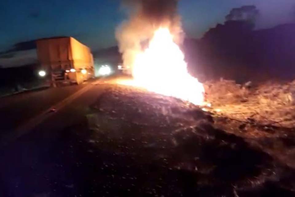 Veículo pega fogo em acidente com carretas na BR 364