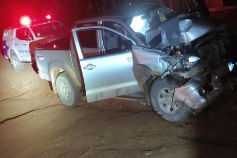 Motorista é detido após colidir caminhonete na traseira de caminhão 