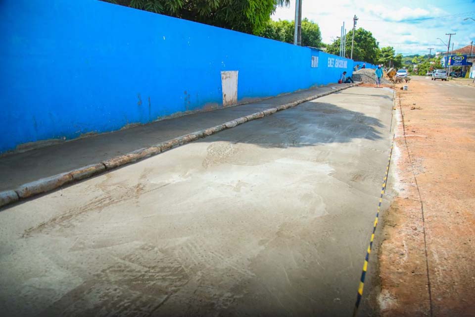 Prefeitura constrói calçadas no entorno das escolas da rede municipal de ensino