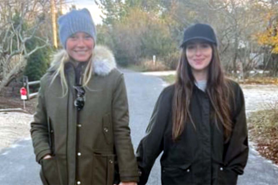 Ex de Chris Martin, Gwyneth Paltrow posa com Dakota Johnson, atual do cantor