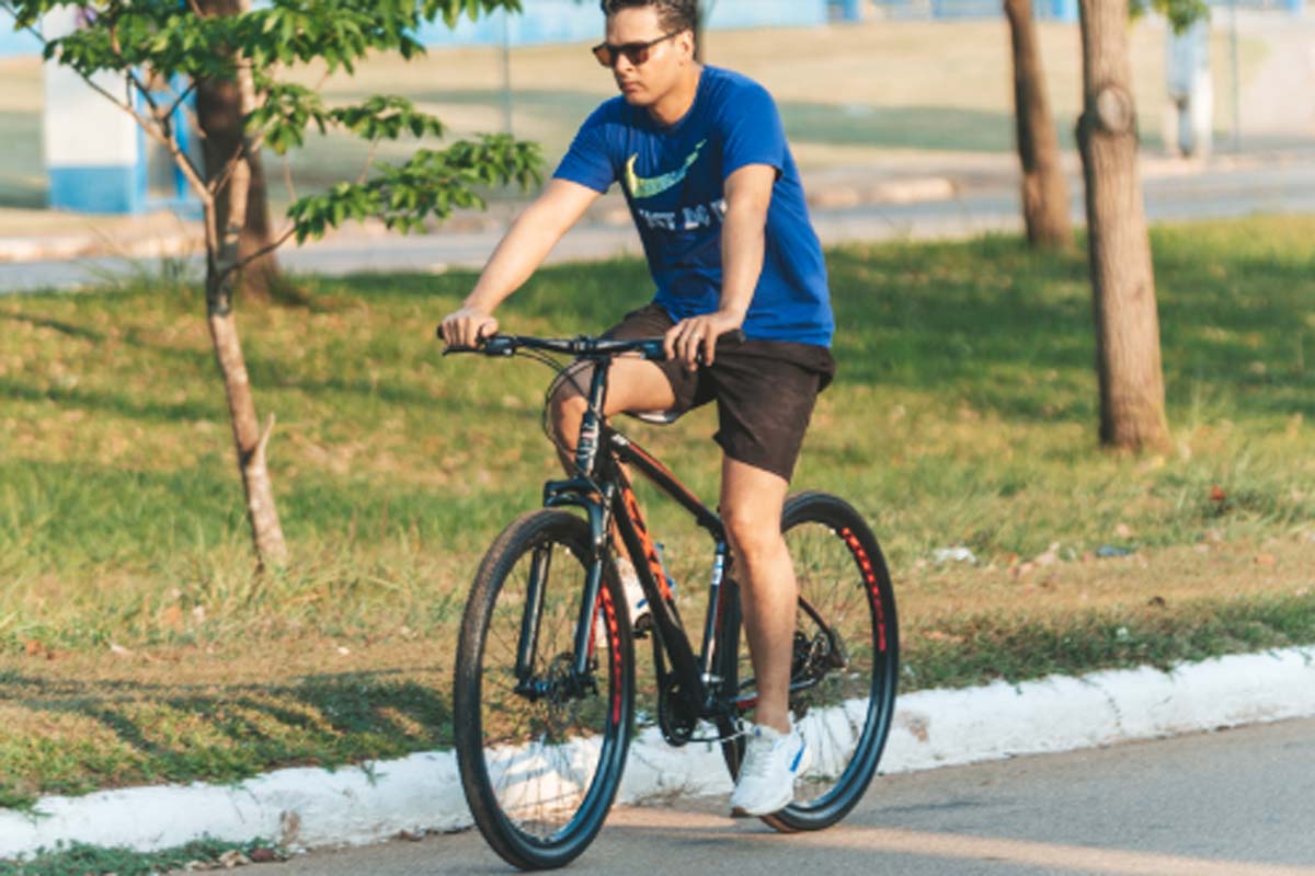 Pedalar com segurança exige atenção e respeito às regras de trânsito