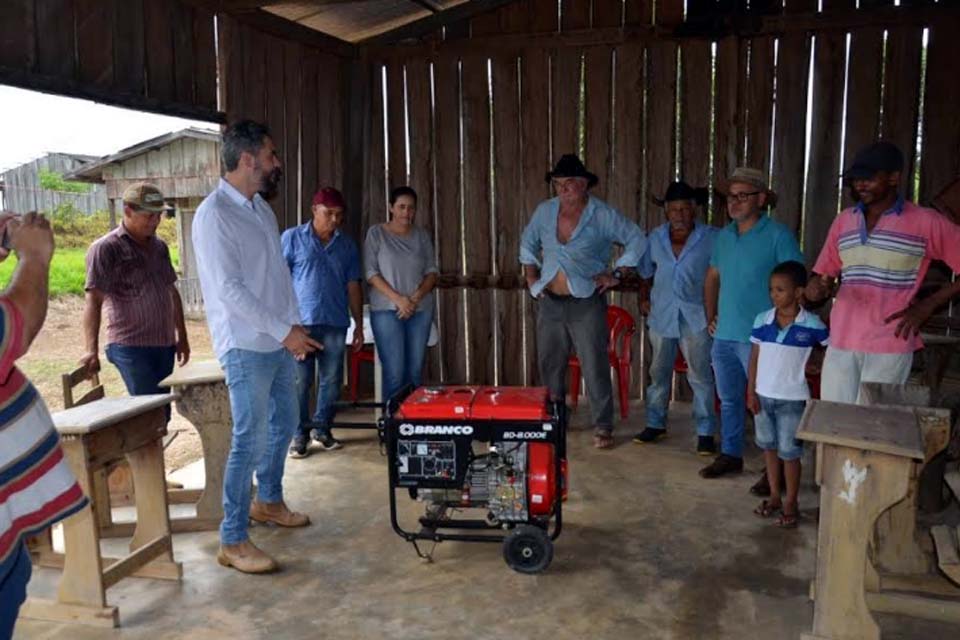 Prefeitura entrega motor estacionário e equipamentos para associações rurais