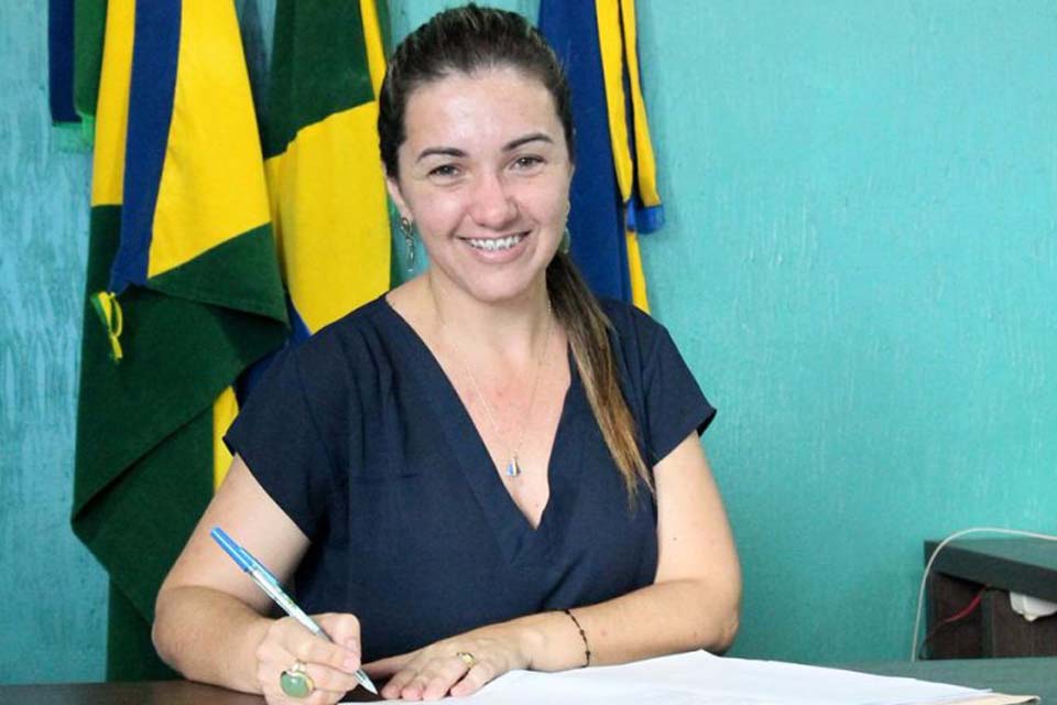 Prefeita mantém compromisso e anuncia aumentos no salário de efetivos, auxílios alimentação e transporte 