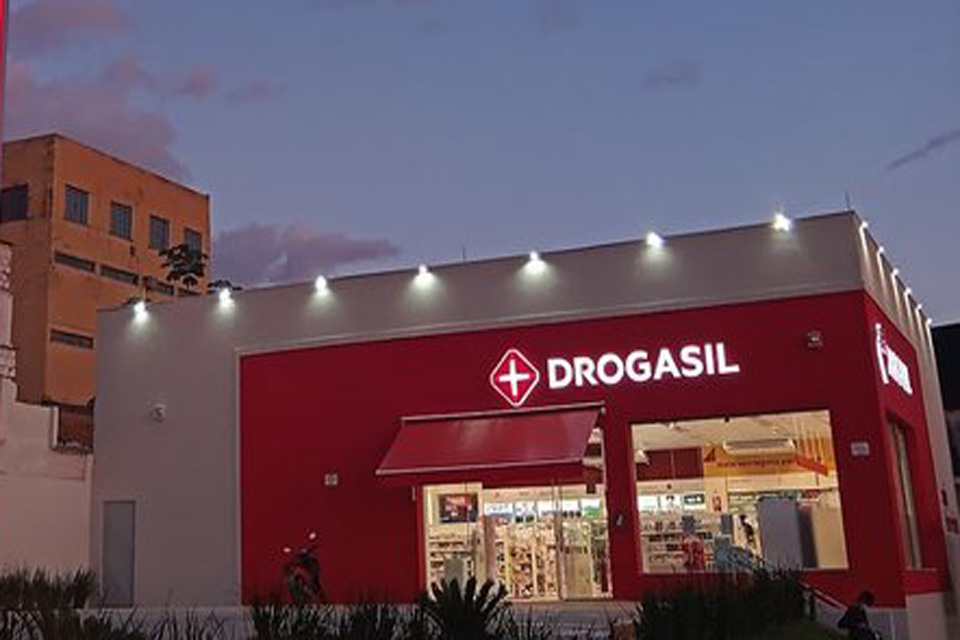 Bandidos quebram parede de farmácia e furtam medicamentos