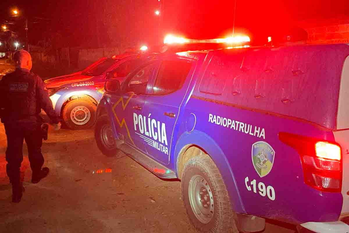 Dupla encapuzada invade casa, e foge levando carro e celulares