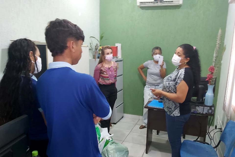 Centro Pop recebe doação de roupas de professoras e alunos da Escola Padre Moretti