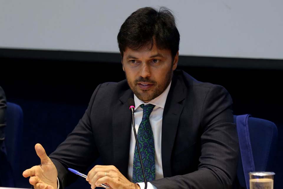 Covid-19: Governo confirma insumos para produção de 12 milhões