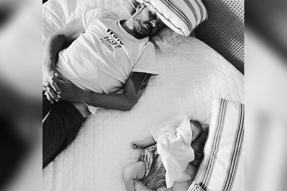 Rodrigo Hilbert posta foto fofa em que aparece dormindo ao lado da filha