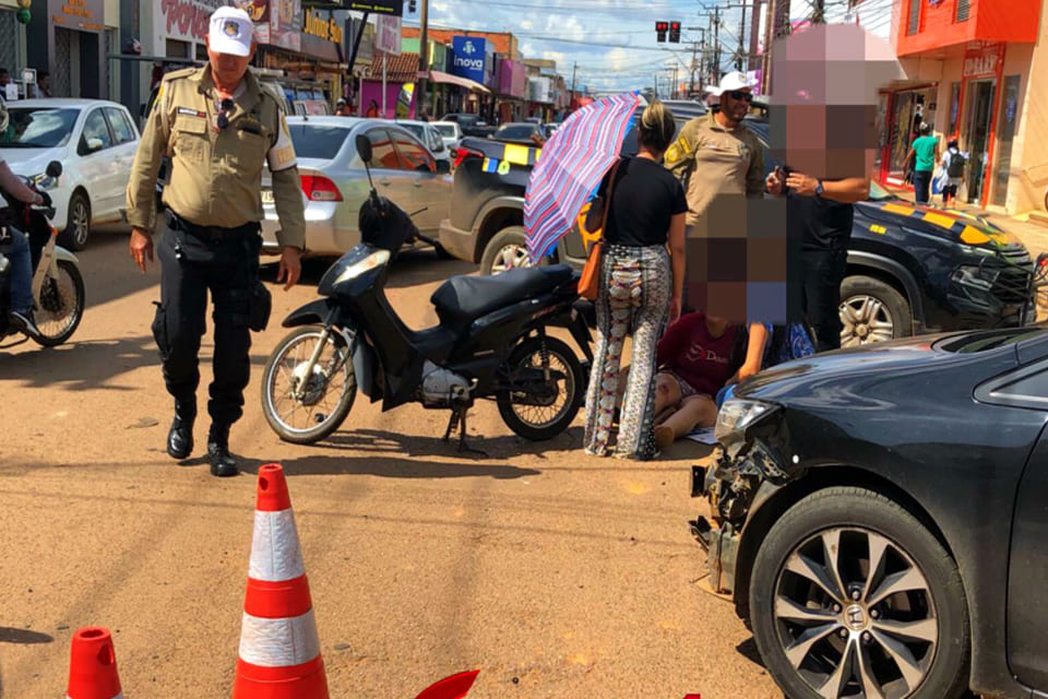 Motociclista fica gravemente ferida após colidir em carro na zona sul